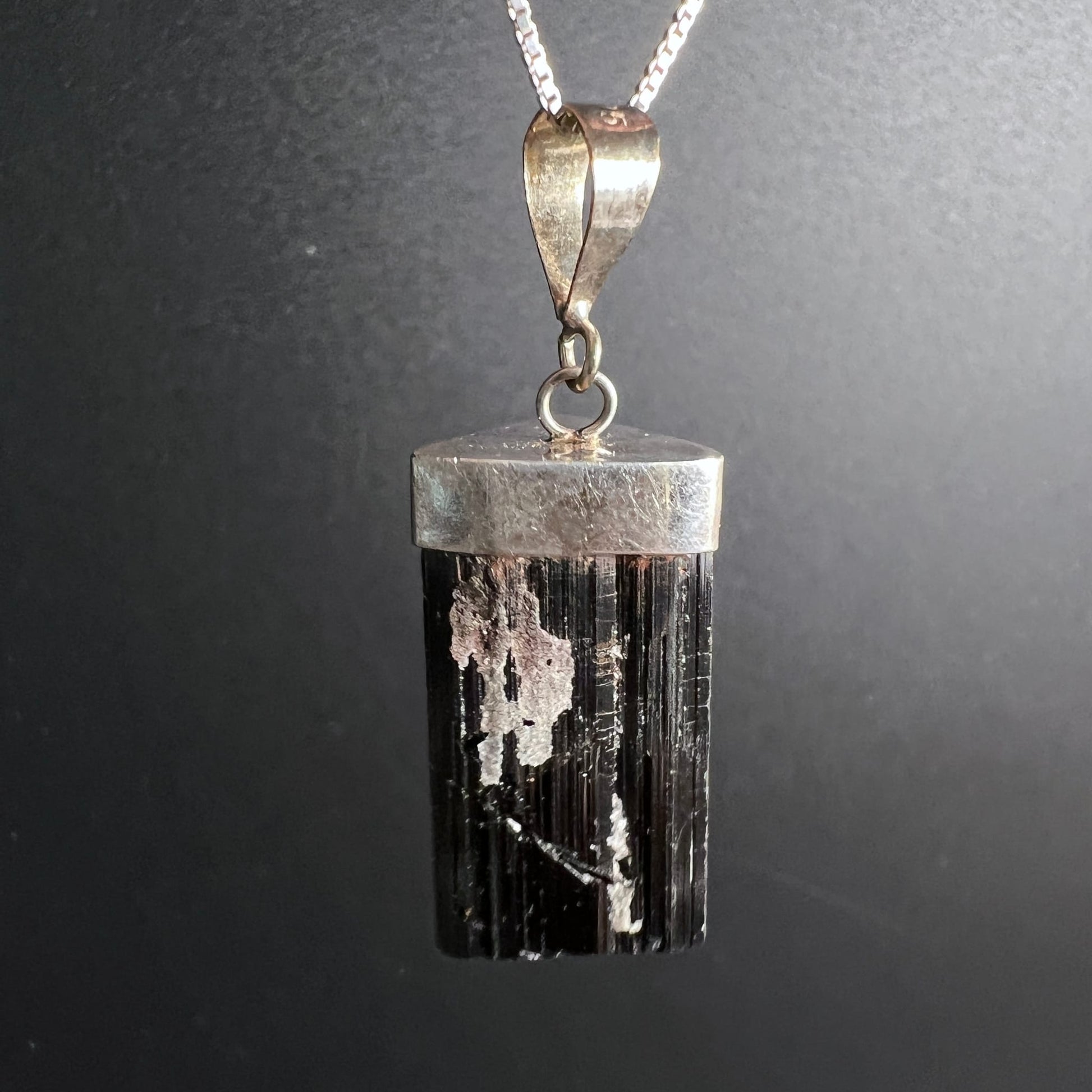Schwarzer Turmalin Kette | 925er Silberöse mit Kettenglied | glänzende Oberfläche | Happy Minerals Unikat