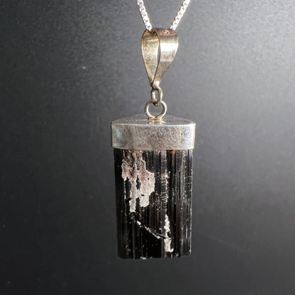 Schwarzer Turmalin Kette | 925er Silberöse mit Kettenglied | glänzende Oberfläche | Happy Minerals Unikat