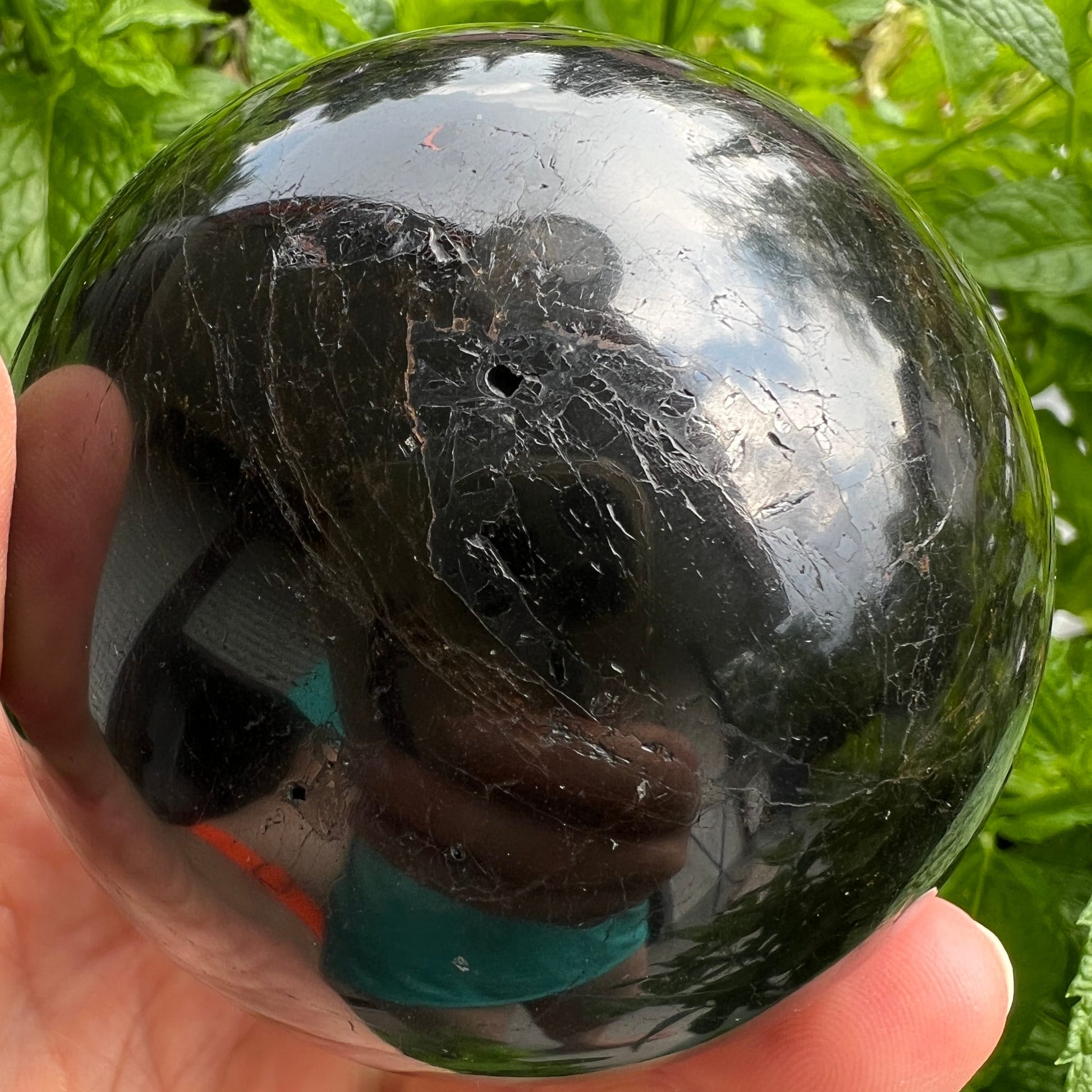 Schwarzer Turmalin Kugel 73mm, tiefschwarz mit silbrig-weissen Rissen und Spaltlinien, hochglanzpoliert | Happy Minerals