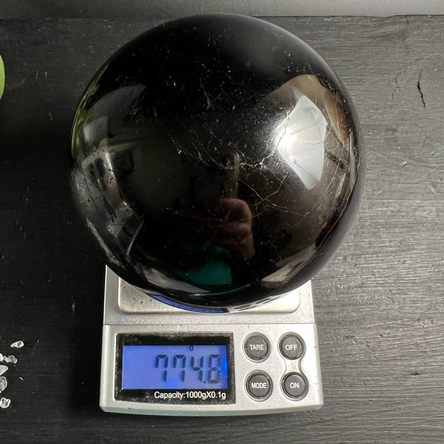 Schwarzer Turmalin Kugel 73mm, tiefschwarz-glänzend mit silbrigen Rissen und Reflexen, 774g auf Waage | Happy Minerals