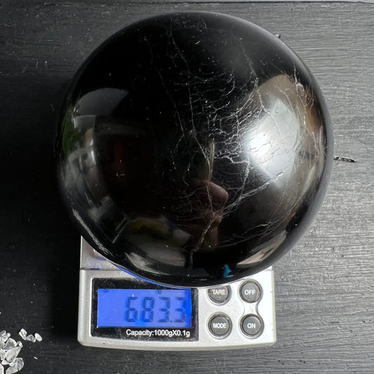 Schwarzer Turmalin Kugel auf Waage | 683,3g | weiße Einschlüsse sichtbar | Madagaskar | Happy Minerals