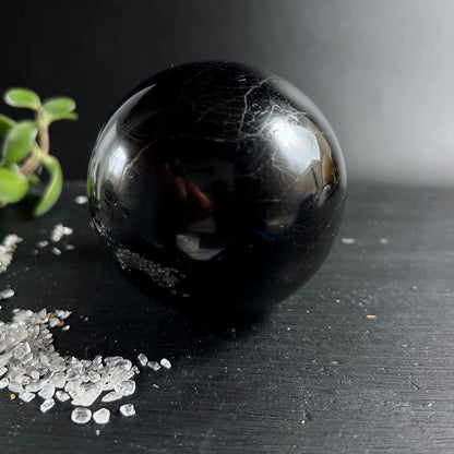 Schwarzer Turmalin Kugel | seidiger Glanz | weiße Einschlüsse | Madagaskar | Kristallchips | Happy Minerals