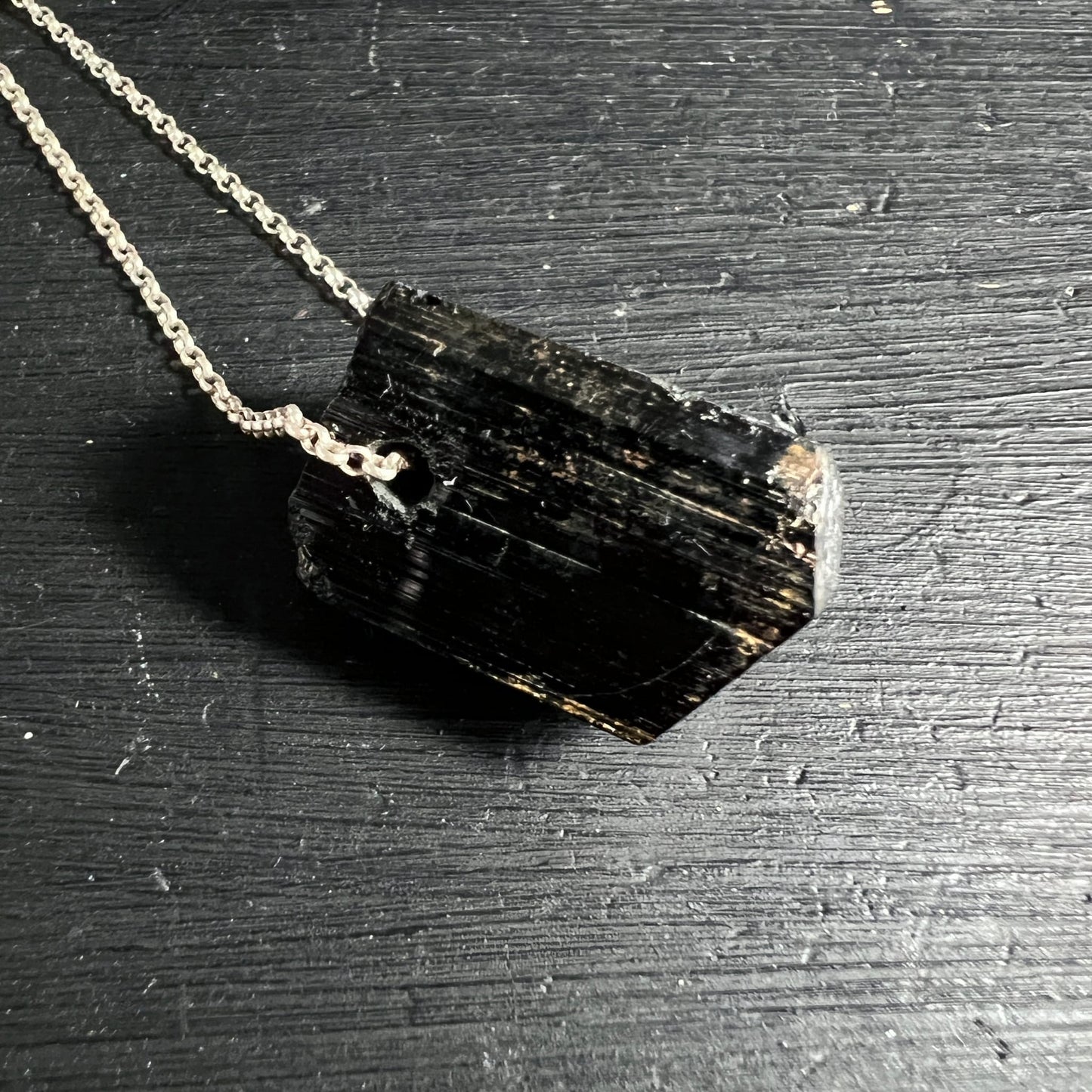 Schwarzer Turmalin | matte Oberfläche | tiefschwarzer Rohstein | Bohrloch | Madagaskar | Happy Minerals