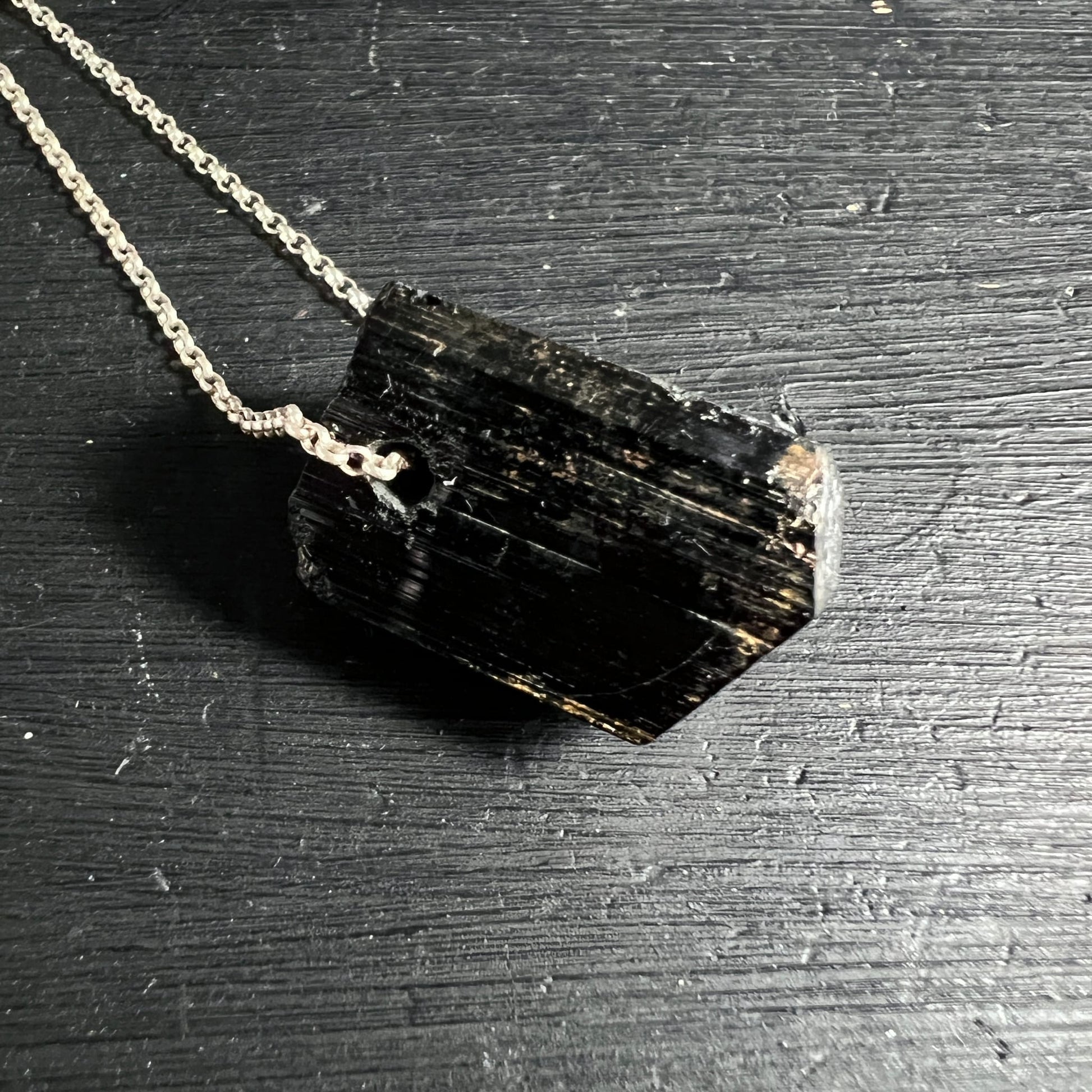Schwarzer Turmalin | matte Oberfläche | tiefschwarzer Rohstein | Bohrloch | Madagaskar | Happy Minerals
