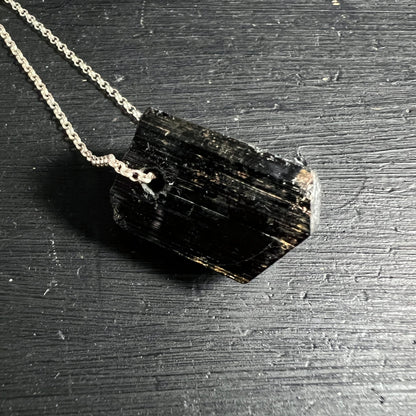 Schwarzer Turmalin | matte Oberfläche | tiefschwarzer Rohstein | Bohrloch | Madagaskar | Happy Minerals