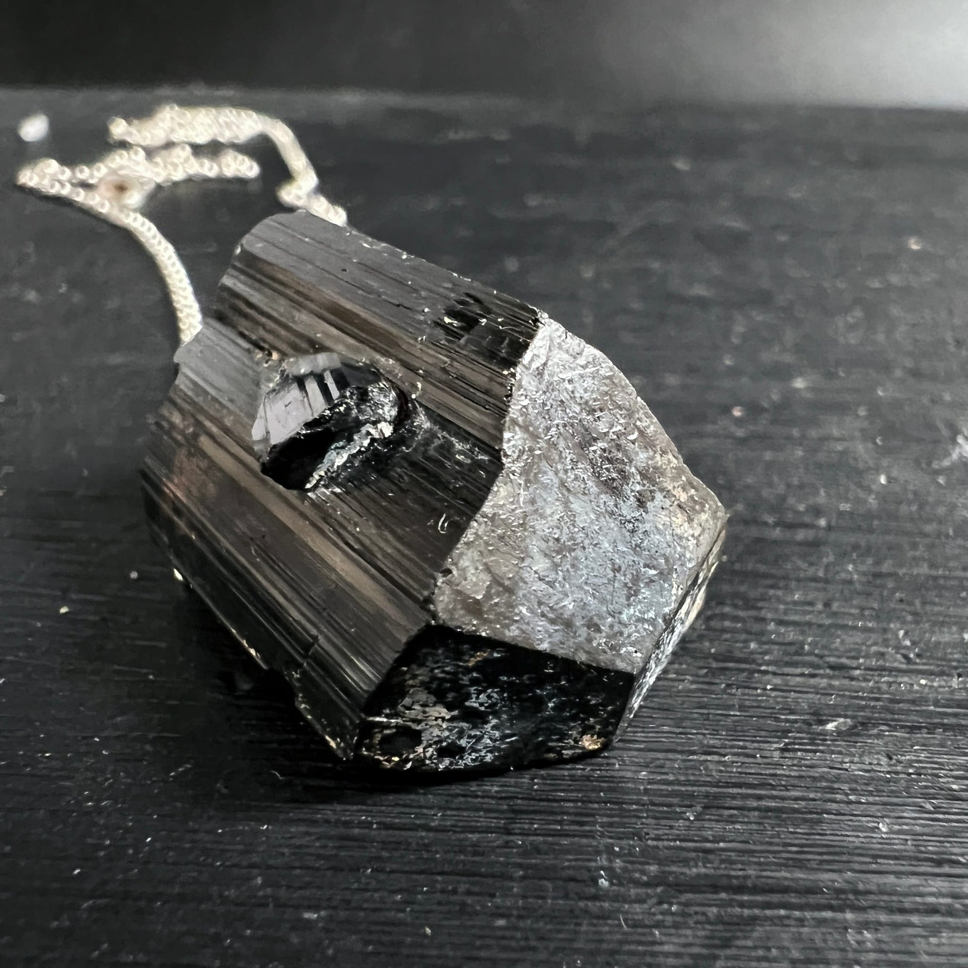 Schwarzer Turmalin | Nahaufnahme | silbrig-schwarze Struktur | natürliche Kanten | Madagaskar | Happy Minerals