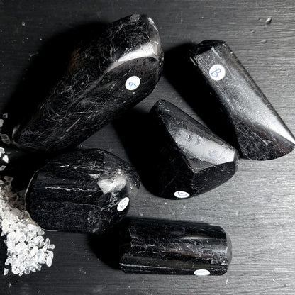 Schwarzer Turmalin Polygon A–E, semi-poliert mit mattem Glanz | Happy Minerals