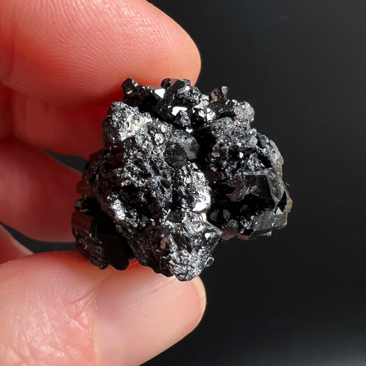 Schwarzer Turmalin Rohkristall, tiefschwarz mit metallisch-silbrigem Glanz, facettierte Kristallflächen, drusenartige Cluster-Form | Happy Minerals