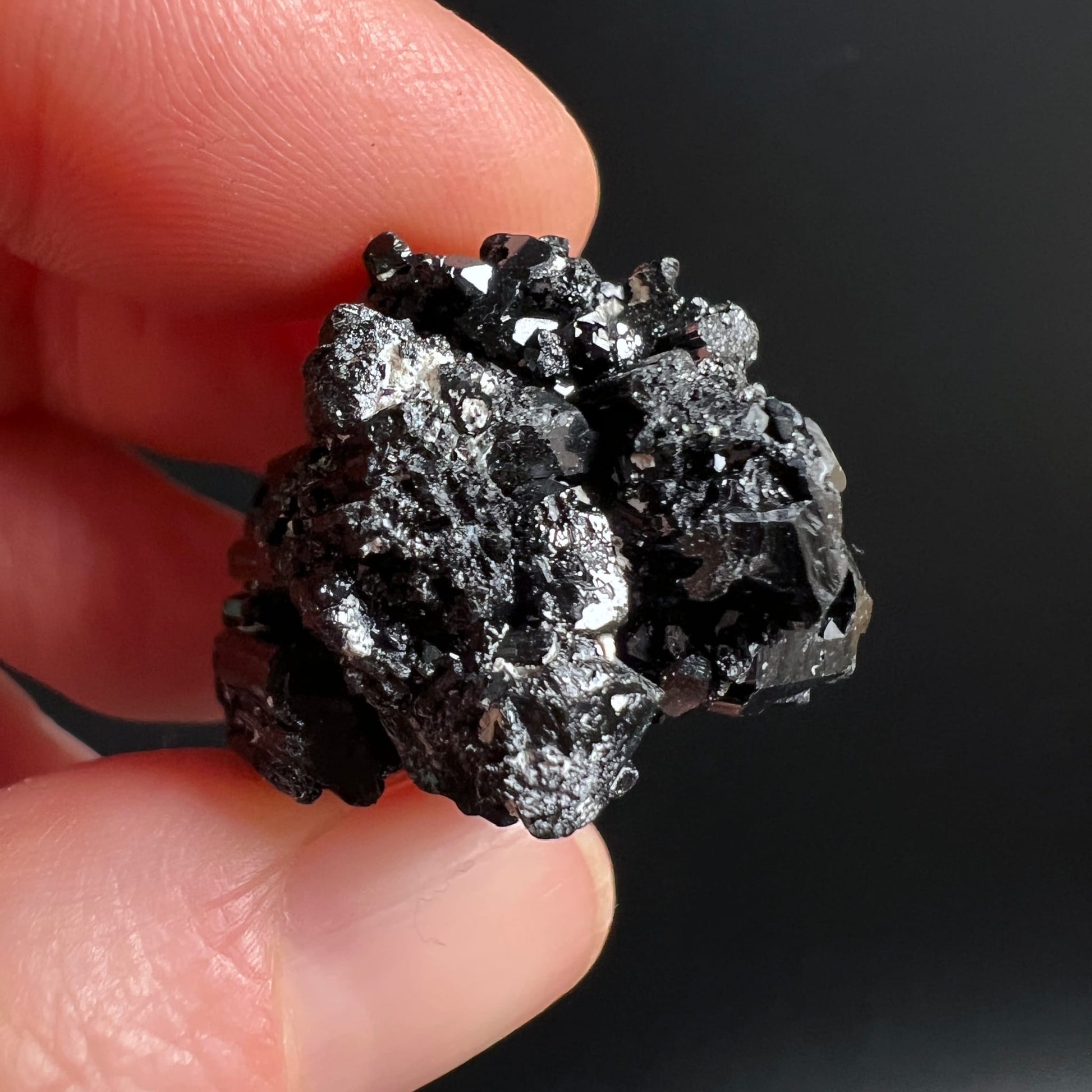 Schwarzer Turmalin Rohkristall, tiefschwarz mit metallisch-silbrigem Glanz, facettierte Kristallflächen, drusenartige Cluster-Form | Happy Minerals