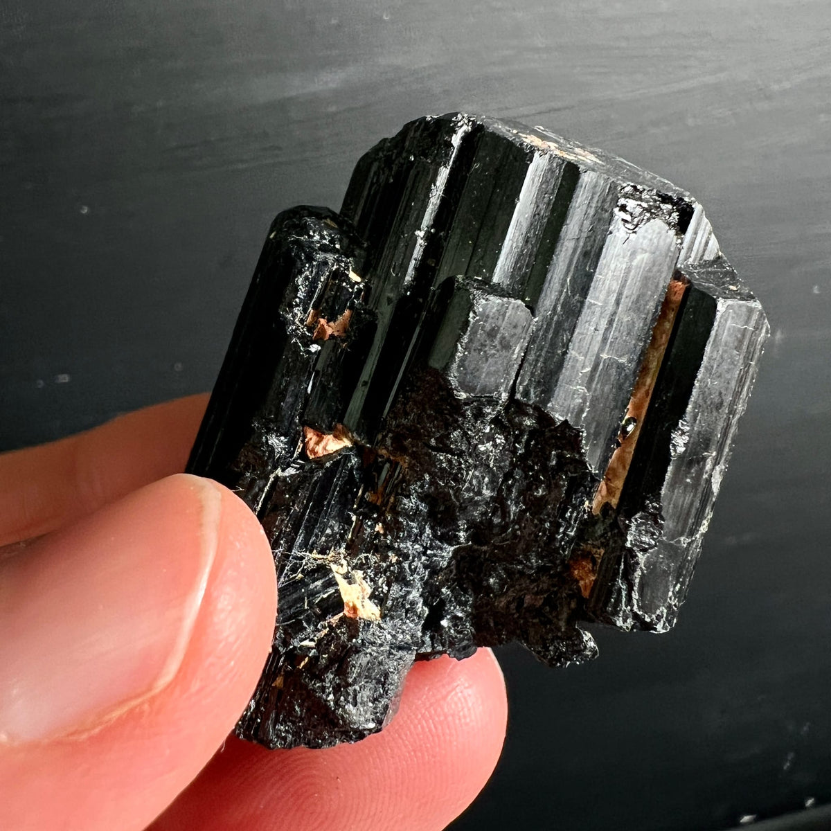 Schwarzer Turmalin, rohe Doppelstufe mit tiefschwarzem Glanz, vertikale Rillen, orangebraune Einschlüsse | Happy Minerals