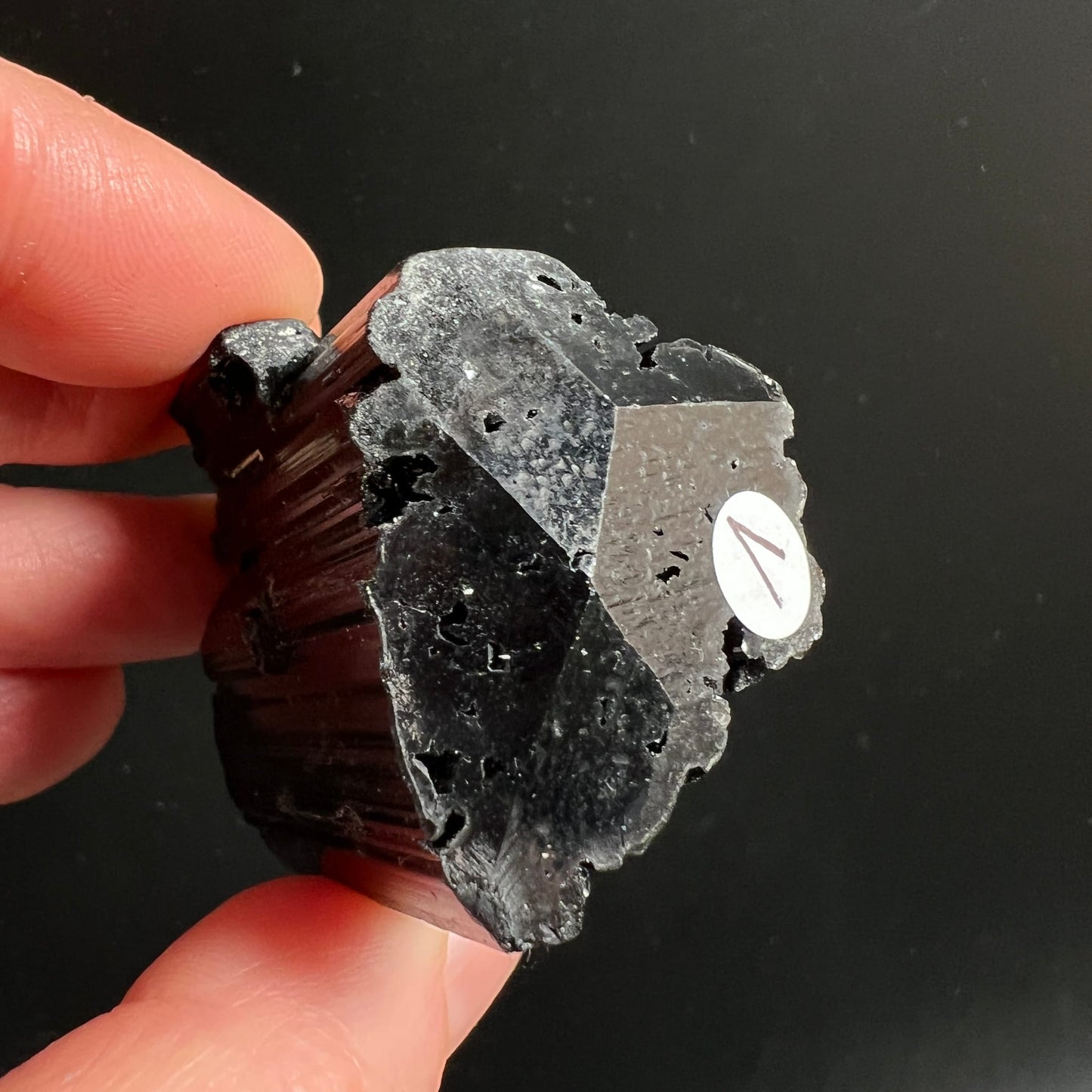 Schwarzer Turmalin, rohe Stufe mit vertikalen Rippen, metallisch-grauer Spaltfläche und tiefschwarzer Oberfläche | Happy Minerals