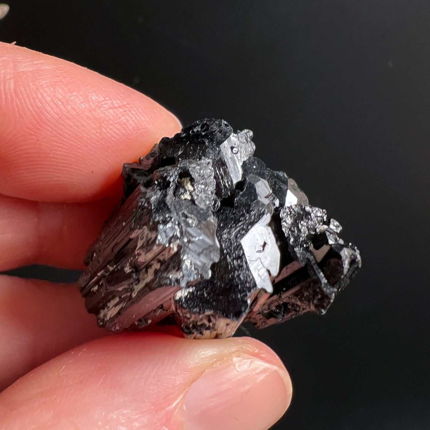 Schwarzer Turmalin roh, tief schwarz-graphitgrau mit metallischem Glanz, prismatische Striation, rote Reflexe | Happy Minerals