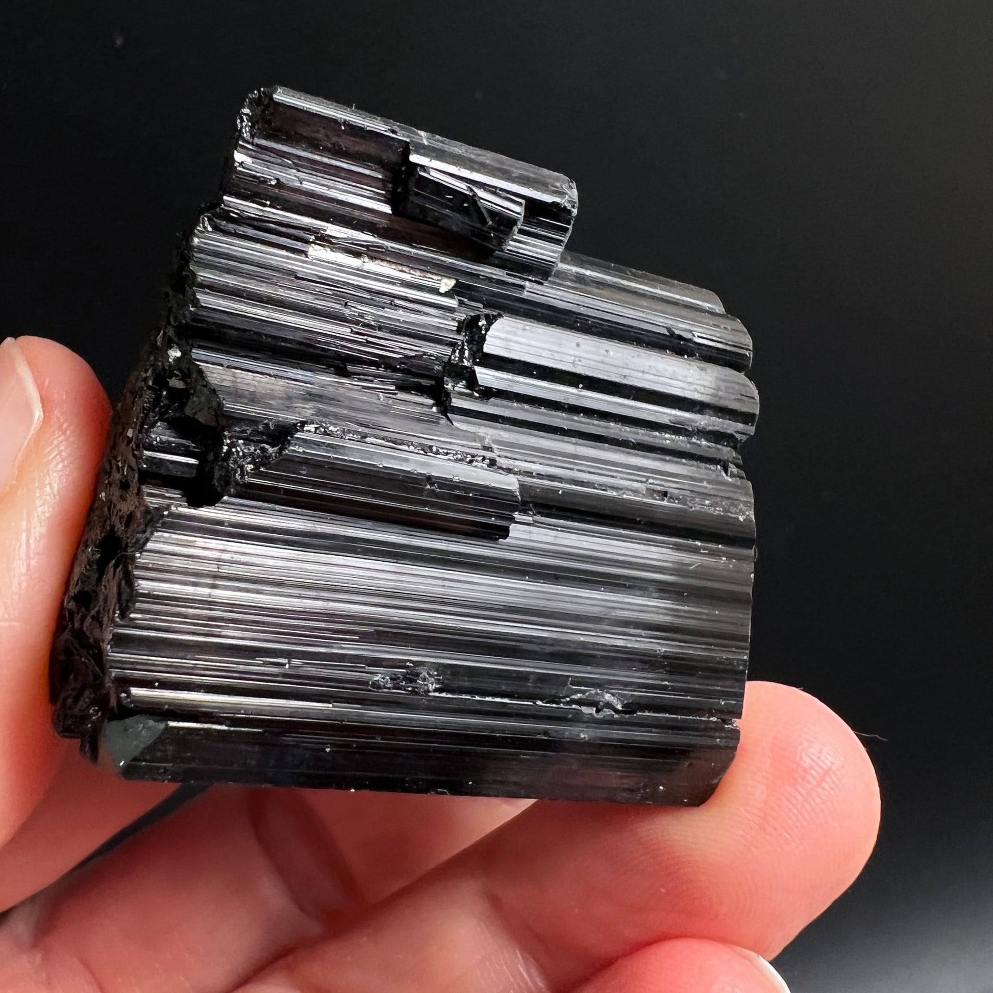 Schwarzer Turmalin, roher Kristallblock mit tiefen Längsrippen, metallisch-graphitschwarzer Glanz, parallele Stängelstruktur | Happy Minerals