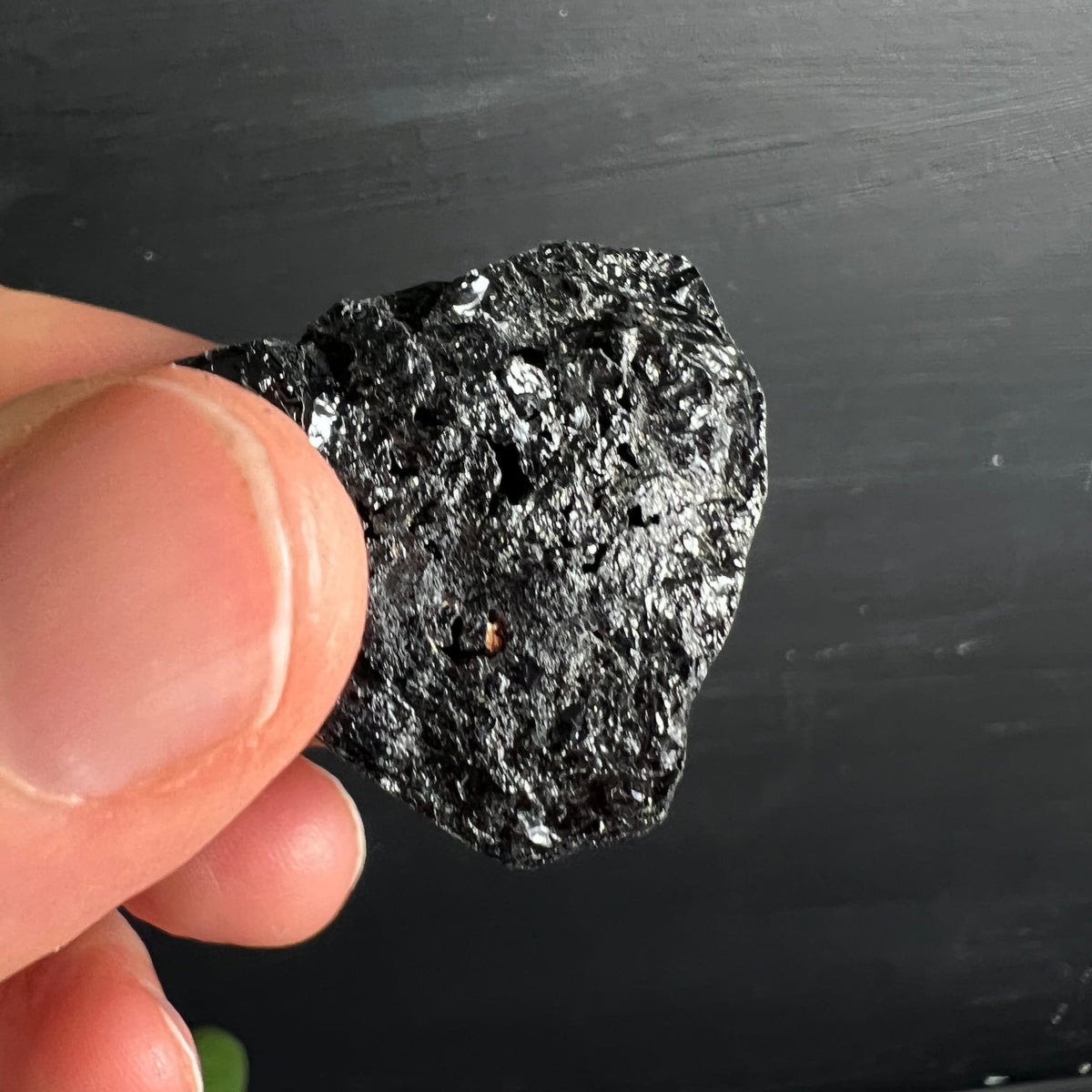 Roher schwarzer Turmalin, metallisch-silbrig glänzende Spaltflächen, körnig-kristalline Textur, flache Scheibenform | Happy Minerals