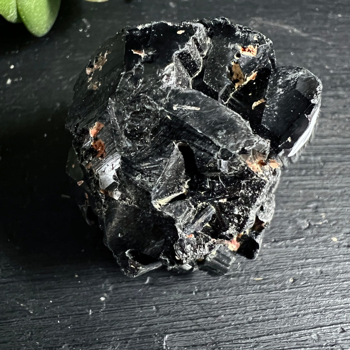 Schwarzer Turmalin roh, tief-schwarz glänzend mit prismatischen Kristallsäulen, rötlich-braunen Einschlüssen | Happy Minerals