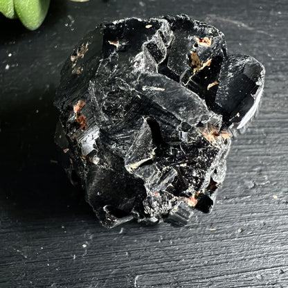 Schwarzer Turmalin roh, tief-schwarz glänzend mit prismatischen Kristallsäulen, rötlich-braunen Einschlüssen | Happy Minerals