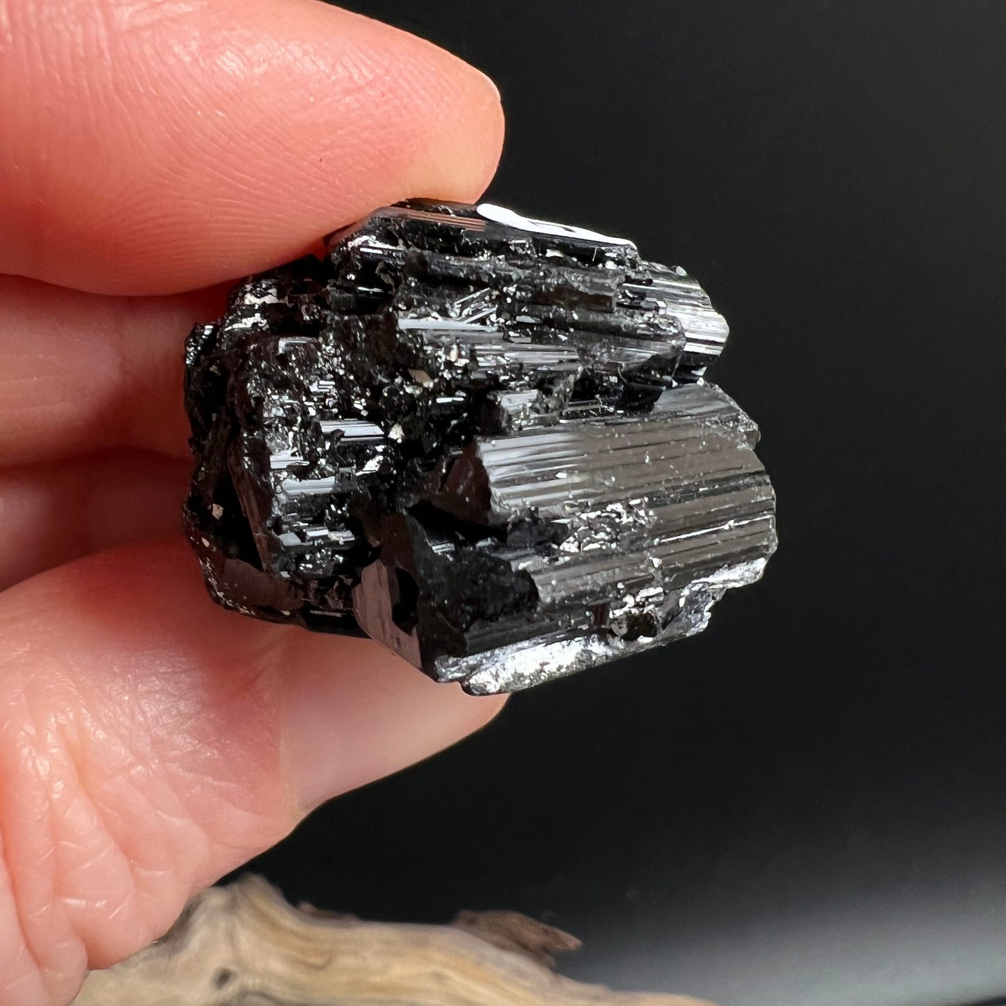Schwarzer Turmalin roh, tief-schwarz mit metallisch-silbrigem Glanz, vertikale Striemen, mehrere verwachsene Prismen | Happy Minerals
