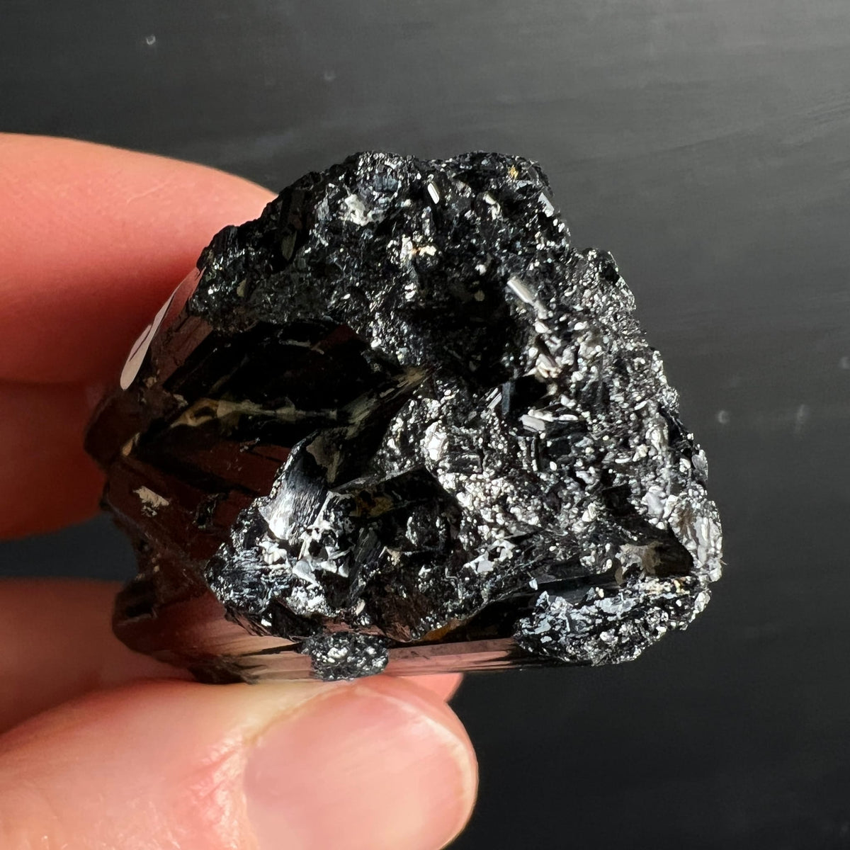 Schwarzer Turmalin roh, tiefschwarz mit metallisch-silbrigem Glanz, prismatische Kristallstruktur, raue Oberfläche | Happy Minerals