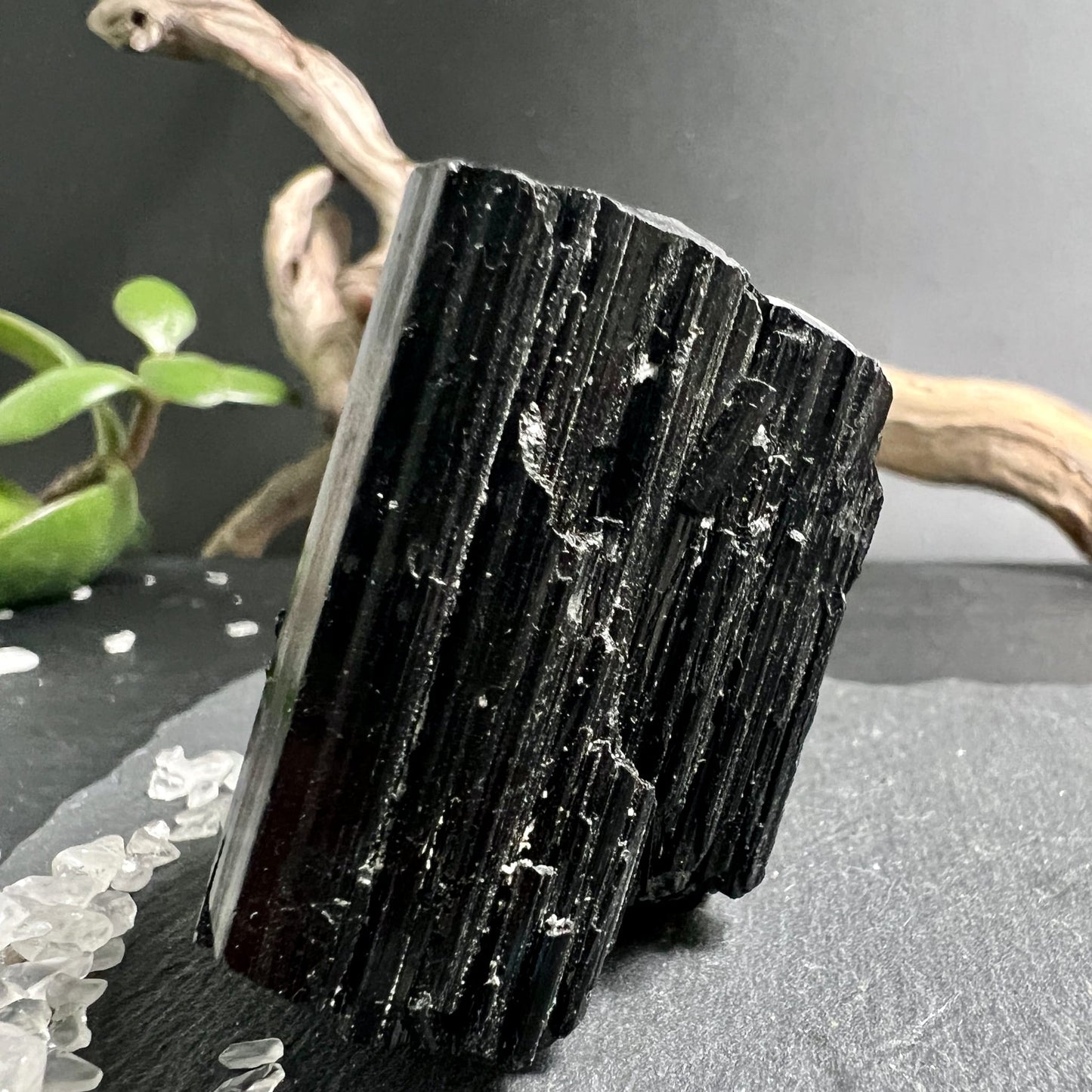 Schwarzer Turmalin roh, tiefschwarz mit vertikalen Streifen und Rillen, matt-glänzende Oberfläche | Happy Minerals