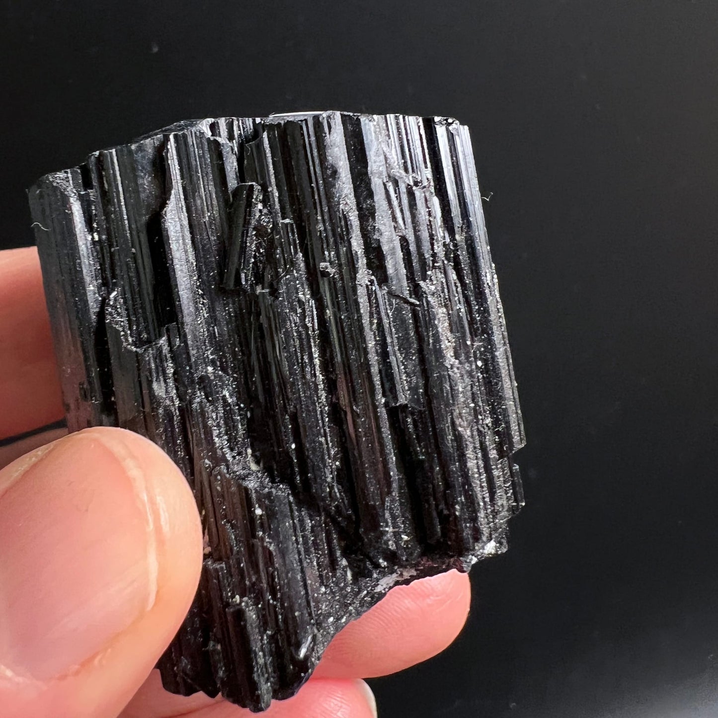 Schwarzer Turmalin roh, tiefschwarz mit vertikalen Striemen, gestuften Schichten und metallischem Glanz | Happy Minerals