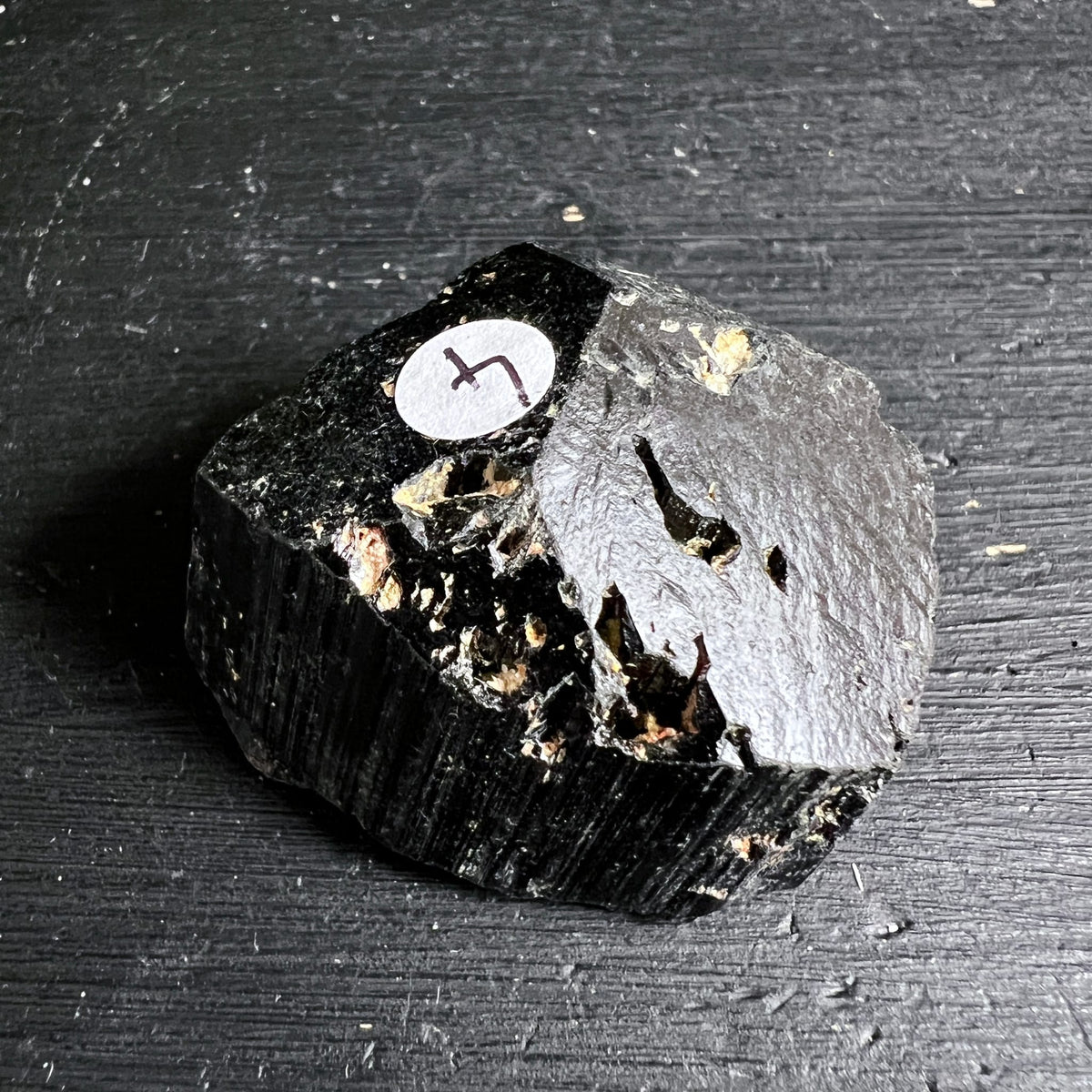 Schwarzer Turmalin roh, tiefschwarz mit vertikalen Striemen, goldbeige Einschlüsse, matter u. glänzender Bereich | Happy Minerals