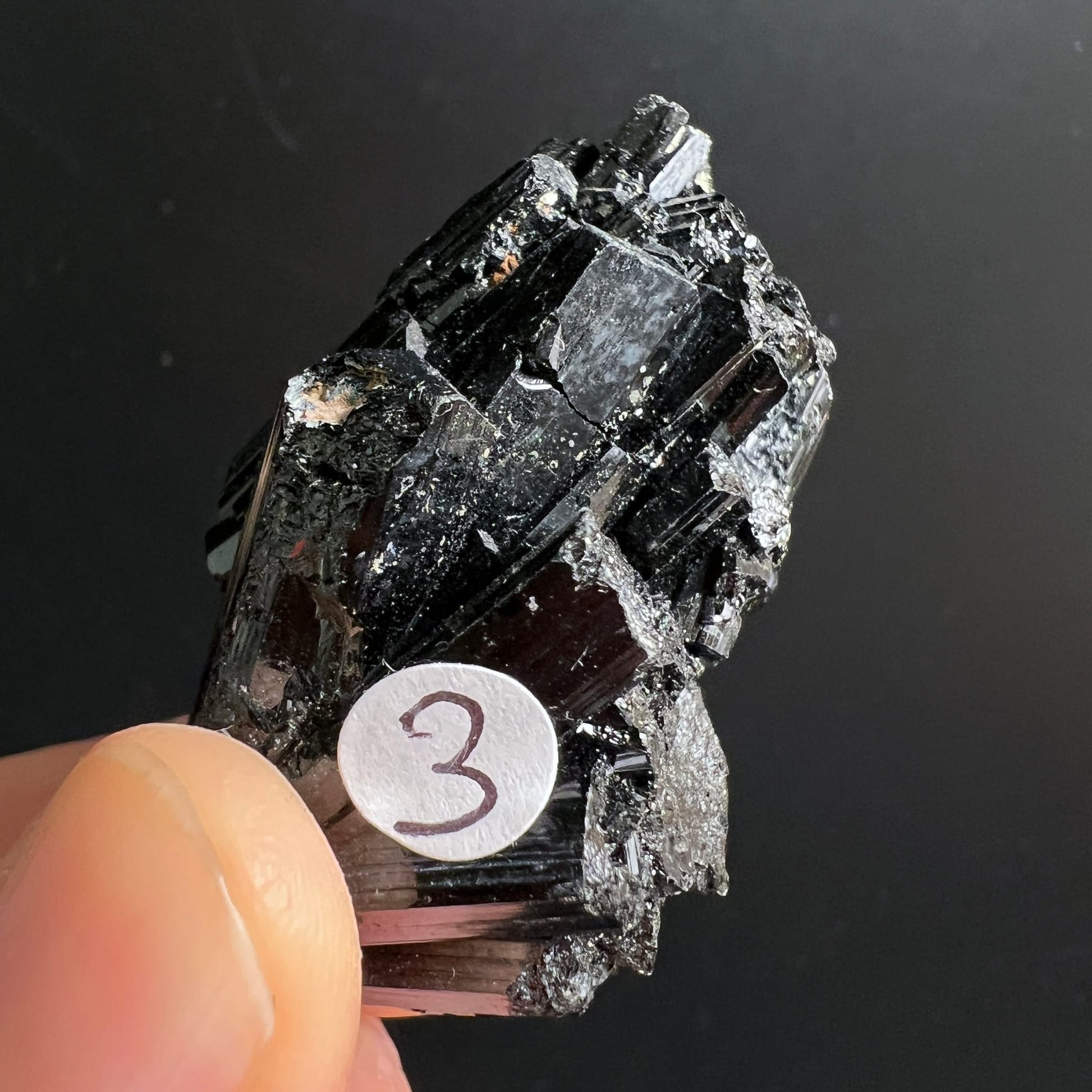 Schwarzer Turmalin roh, tiefschwarz mit vertikalen Striemen, metallischem Glanz und splittrigen Bruchkanten | Happy Minerals