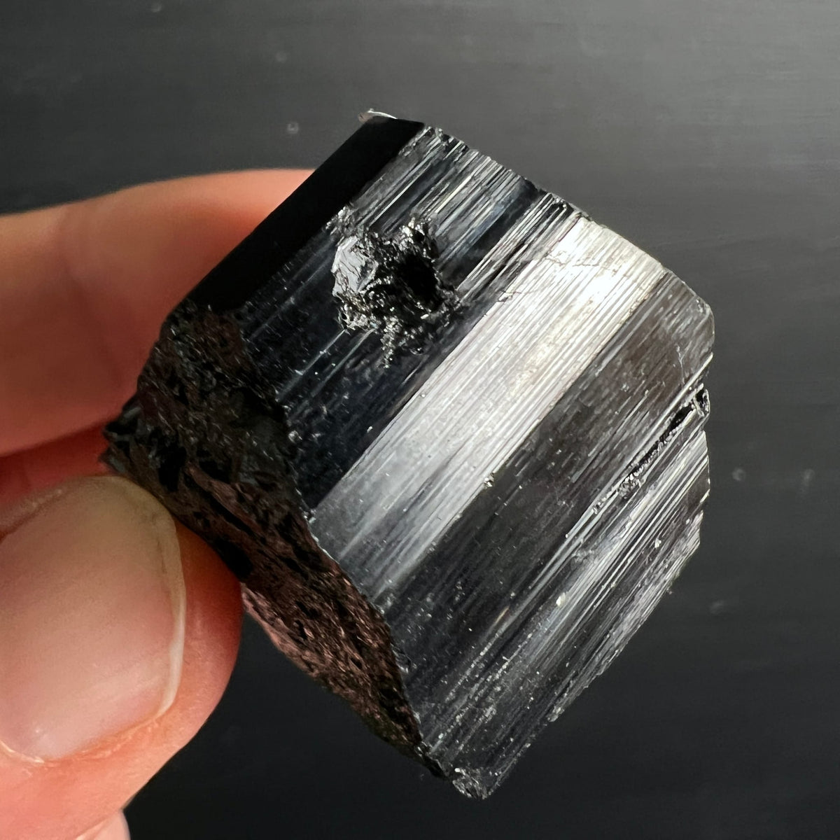 Schwarzer Turmalin, roher Kristall mit vertikalen Striemen, metallischem Glanz und natürlicher Hohlstelle | Happy Minerals