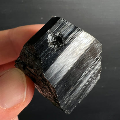 Schwarzer Turmalin, roher Kristall mit vertikalen Striemen, metallischem Glanz und natürlicher Hohlstelle | Happy Minerals