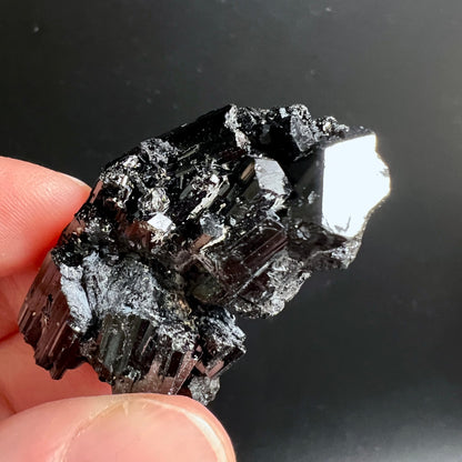 Schwarzer Turmalin Rohkristall, tiefschwarz mit dunkelrotem Schimmer, prismatische Stäbe, metallischer Glanz | Happy Minerals
