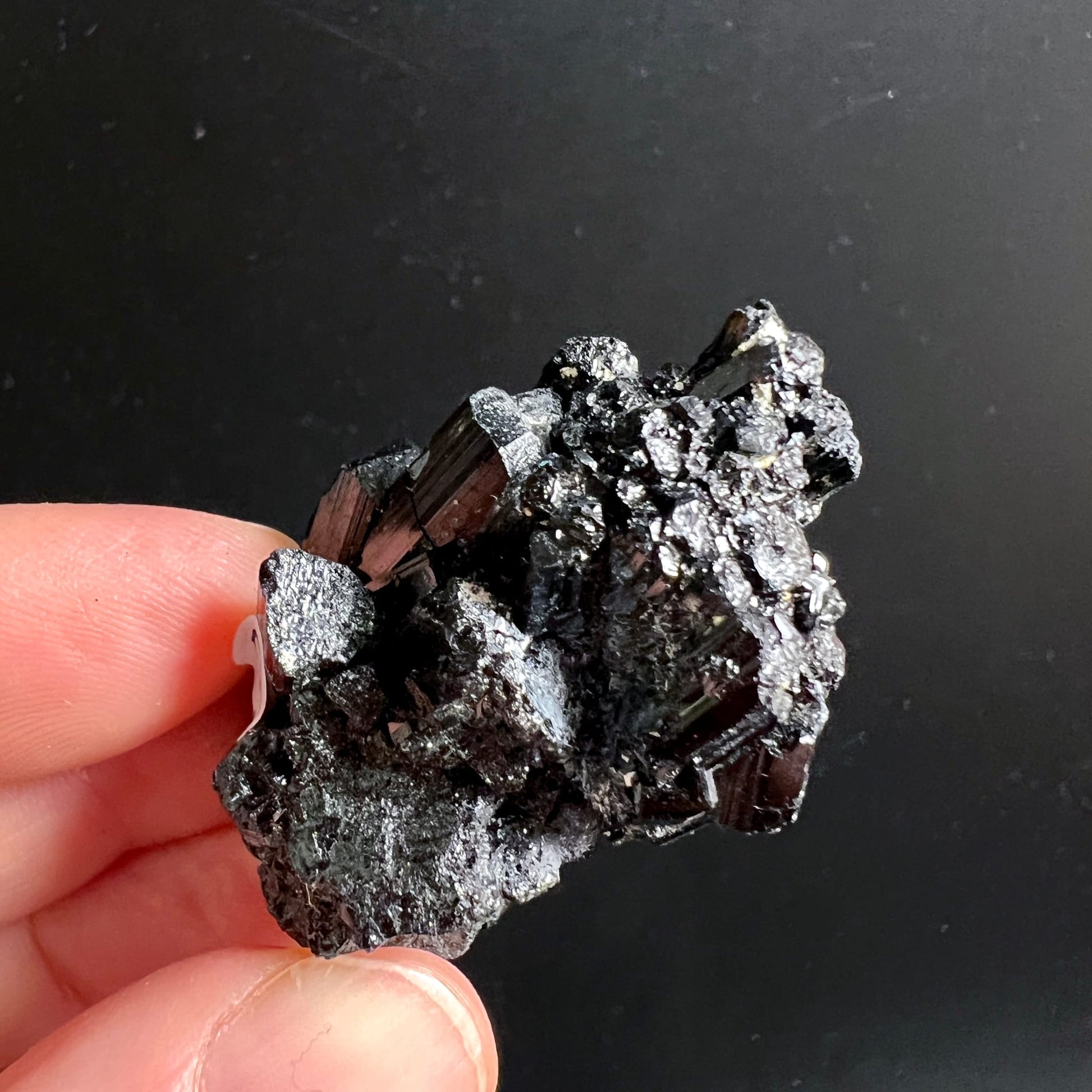 Schwarzer Turmalin Rohkristall mit prismatischen Stäben, tiefschwarzer Glanz und silbergrauen Galenit-Auflagerungen | Happy Minerals