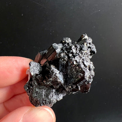 Schwarzer Turmalin Rohkristall mit prismatischen Stäben, tiefschwarzer Glanz und silbergrauen Galenit-Auflagerungen | Happy Minerals
