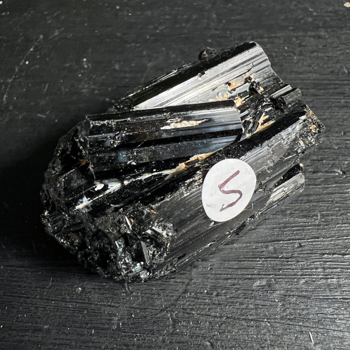 Schwarzer Turmalin Rohkristall, tief schwarz mit vertikalen Striemen, parallele Säulen, metallischer Glanz | Happy Minerals
