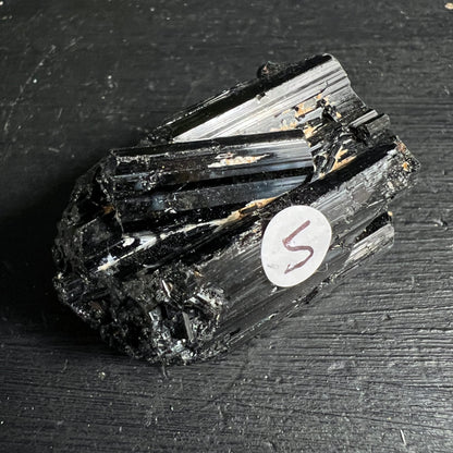 Schwarzer Turmalin Rohkristall, tief schwarz mit vertikalen Striemen, parallele Säulen, metallischer Glanz | Happy Minerals