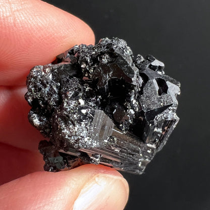 Schwarzer Turmalin Rohkristall, tiefschwarz mit silbrig-metallischem Glanz, striierte Prismenflächen, kubische Kristallstufe | Happy Minerals