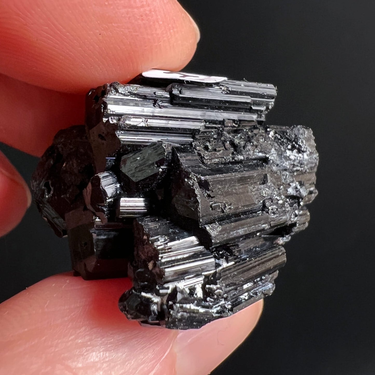 Schwarzer Turmalin Rohkristall, tiefschwarz mit metallischem Glanz, parallele Längsrippen, mehrere verwachsene Stäbe | Happy Minerals