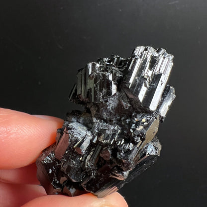 Schwarzer Turmalin Rohkristall, tiefschwarz mit metallisch-silbrigem Glanz, prismatische Streifen, rohe Stufe | Happy Minerals
