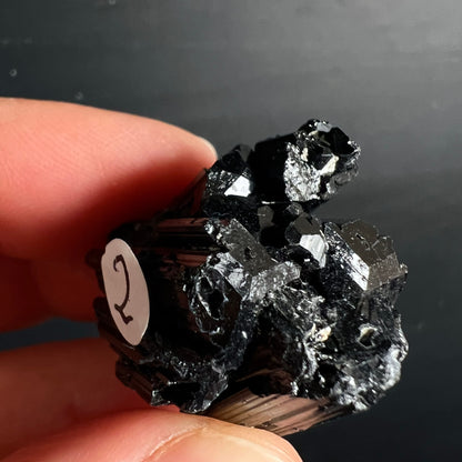 Schwarzer Turmalin Rohkristall, tiefschwarz mit metallischem Glanz, prismatische Streifung, mehrere verwachsene Kristallstufen | Happy Minerals