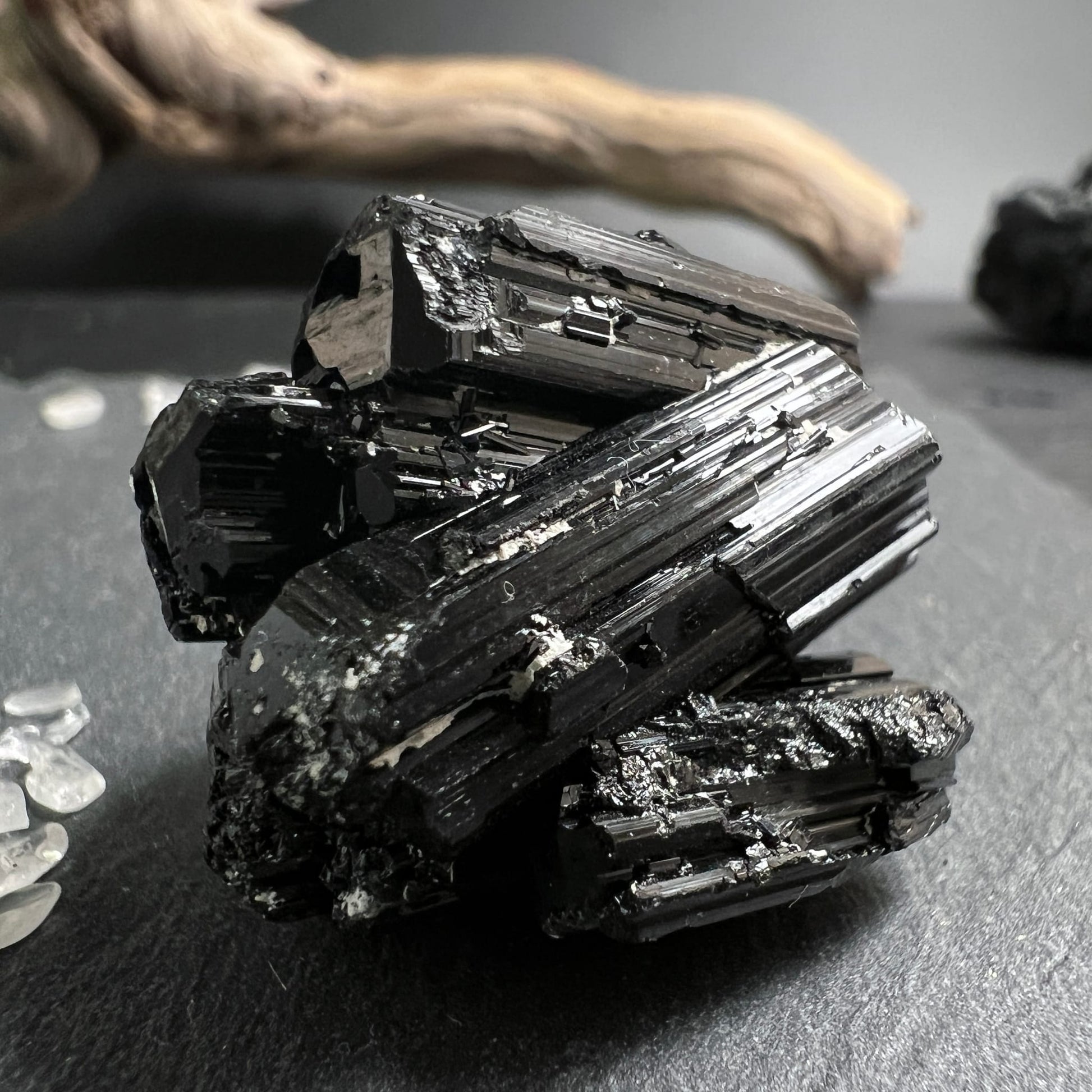 Schwarzer Turmalin Rohkristall, tiefschwarz mit vertikalen Striemen, mehrere prismatische Stäbe gebündelt, matter Glanz | Happy Minerals