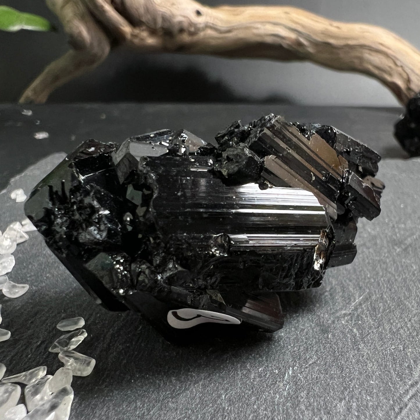 Schwarzer Turmalin Rohkristall, tiefschwarz mit vertikalen Streifen, metallischem Glanz und mehreren Kristallspitzen | Happy Minerals