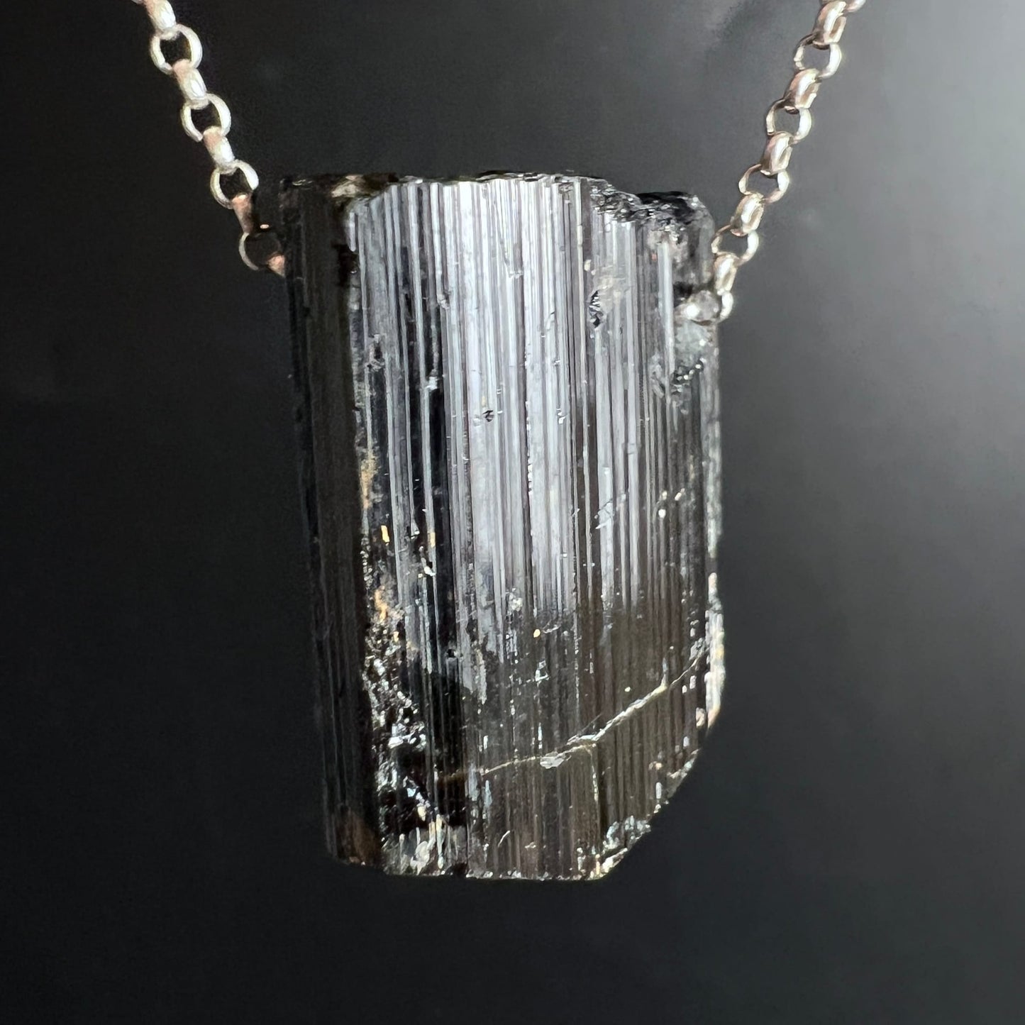Schwarzer Turmalin | Rohstein-Anhänger | silberne Kette | glänzende Streifen | Madagaskar | Happy Minerals