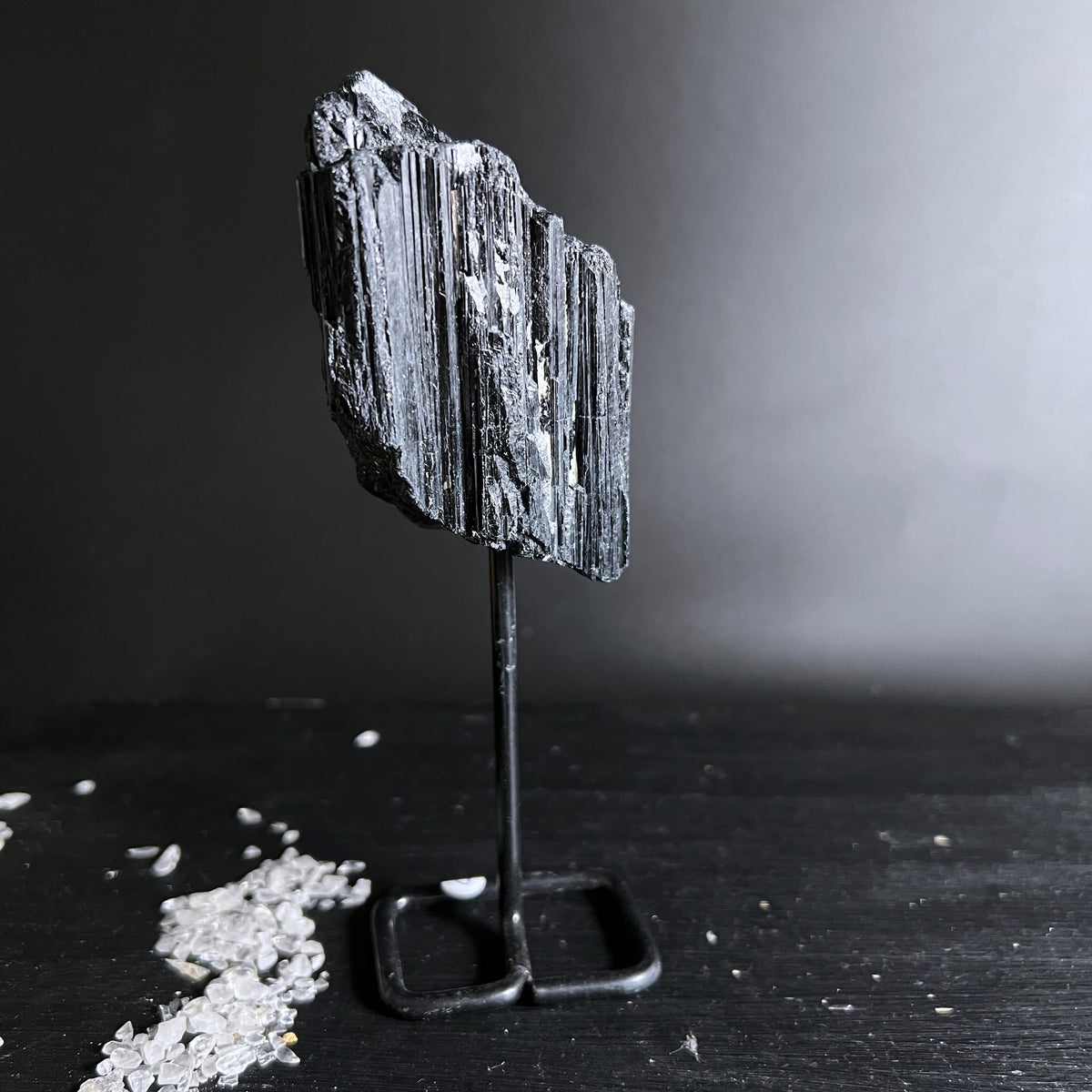 Schwarzer Turmalin Rohstein mit senkrechten glänzenden Faserstreifen, roh gebrochen auf Metallständer | Happy Minerals