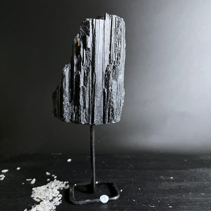 Schwarzer Turmalin Rohstein mit senkrechten Faserstreifen und Glanz, auf Metallständer montiert | Happy Minerals