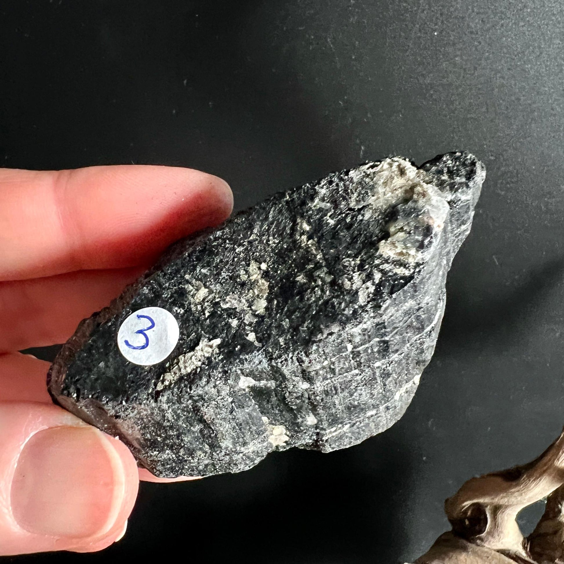 Schlanker schwarzer Turmalin Rohstein Nr 3 mit silbrigem Glimmer