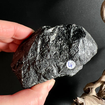 Grosser schwarzer Turmalin Rohstein Nr 4 kraftvolles Sammlerstueck