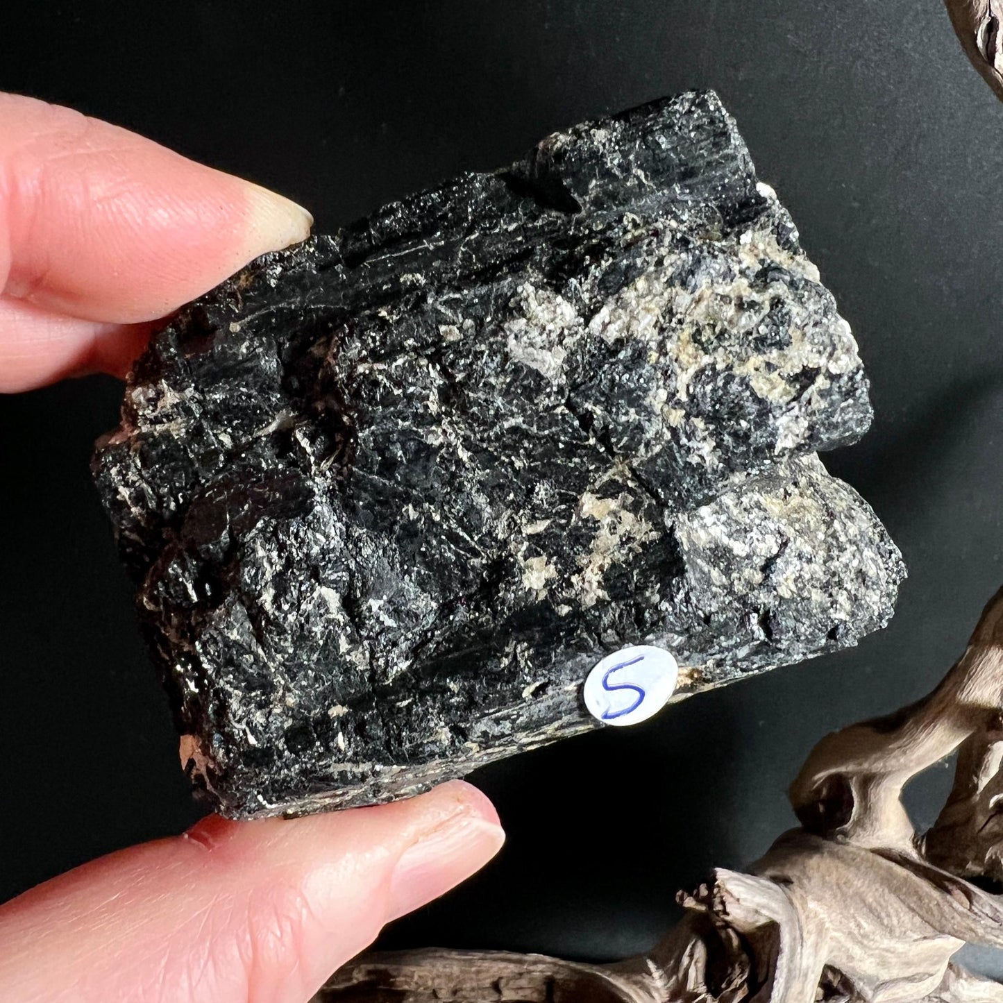 Schwarzer Turmalin Rohstein Nr 5 mit typischer saeulenfoermiger Struktur