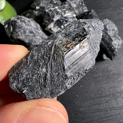 Schwarzer Turmalin Rohstein | prismatische Form | silbrige Glanzstellen | Hand | Brasilien | Happy Minerals