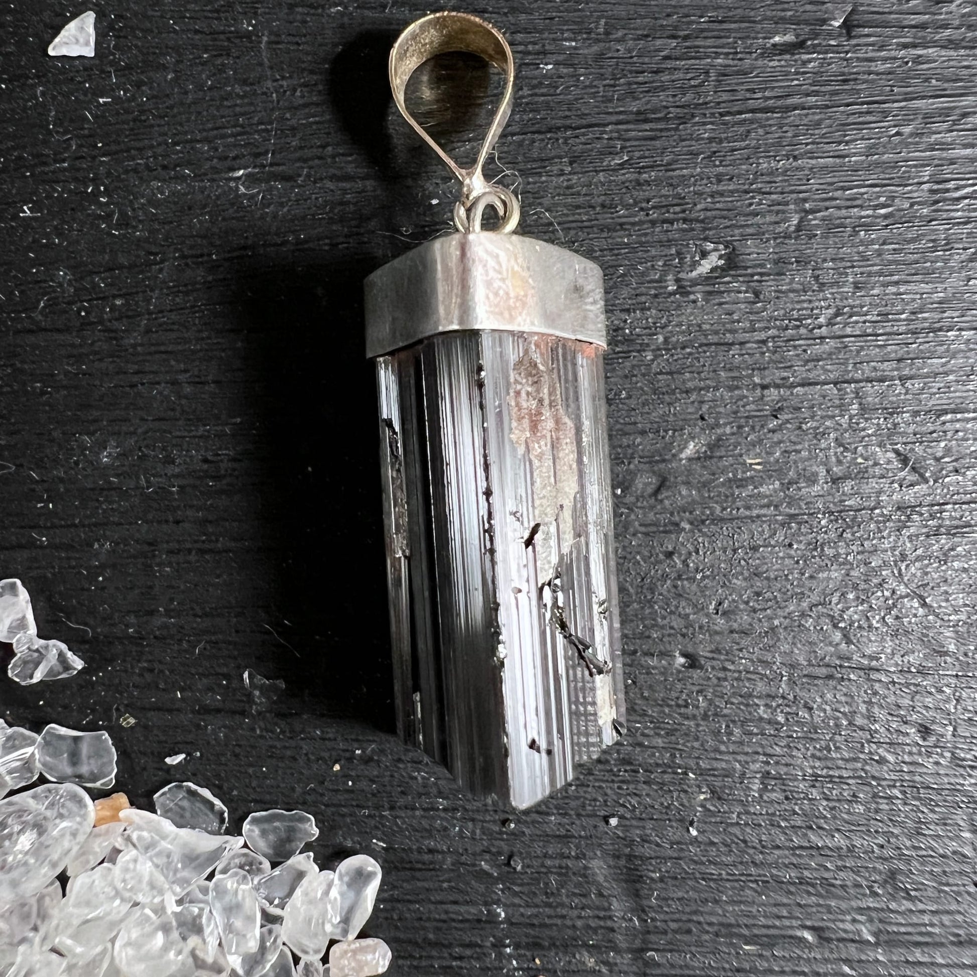 Schwarzer Turmalin | Rohstein mit polierter Spitze | 925er Silberöse | Bergkristall-Splitter | Happy Minerals Unikat