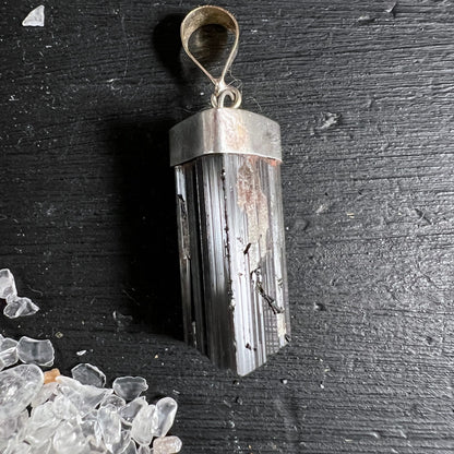 Schwarzer Turmalin | Rohstein mit polierter Spitze | 925er Silberöse | Bergkristall-Splitter | Happy Minerals Unikat