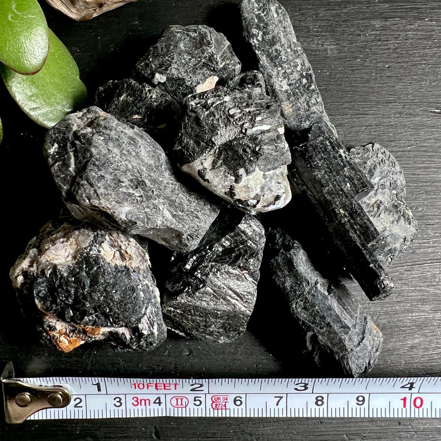 Schwarzer Turmalin Rohsteine | Maßband | Größenvergleich | dunkle Kristalle | Brasilien | Happy Minerals