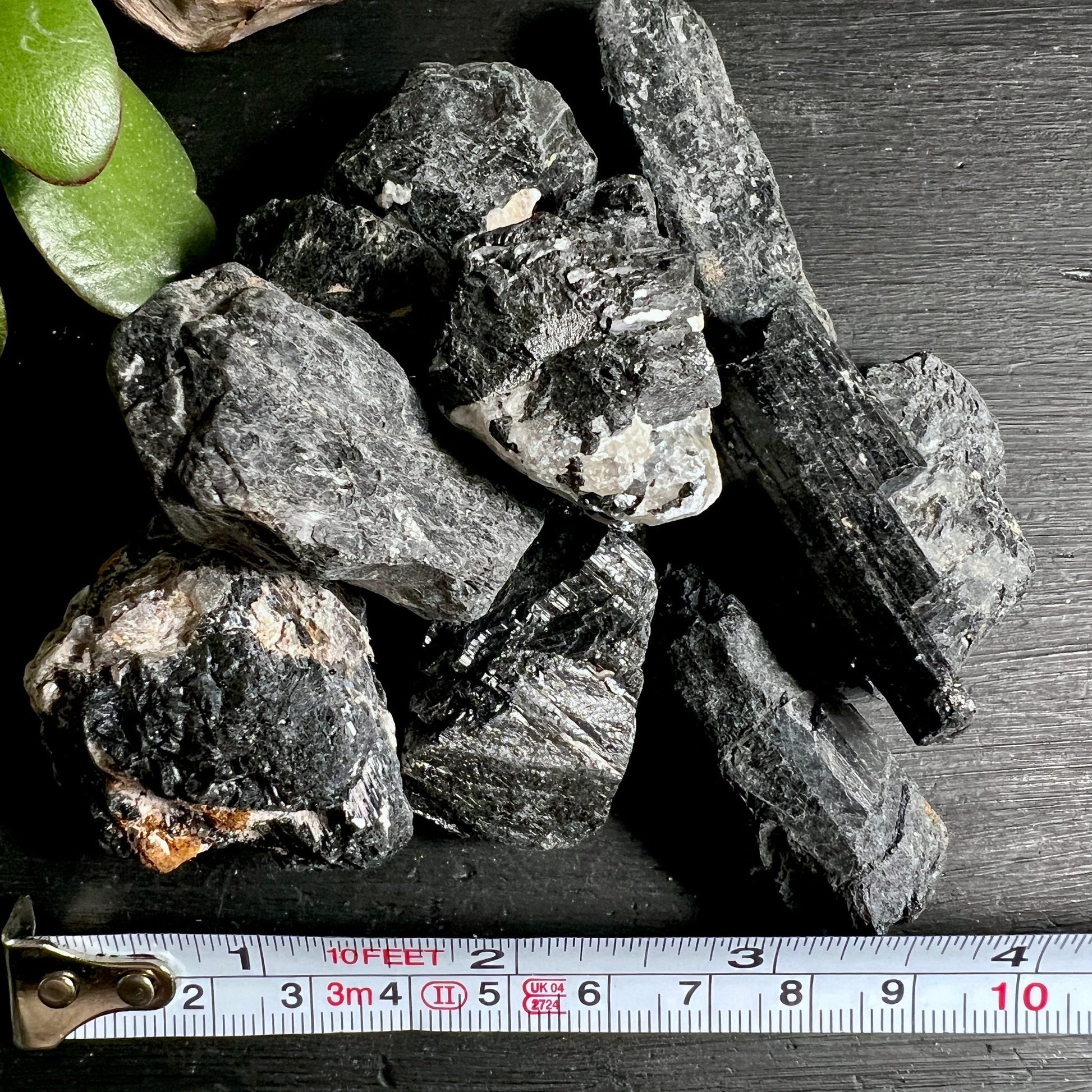 Schwarzer Turmalin Rohsteine | Maßband | Größenvergleich | dunkle Kristalle | Brasilien | Happy Minerals